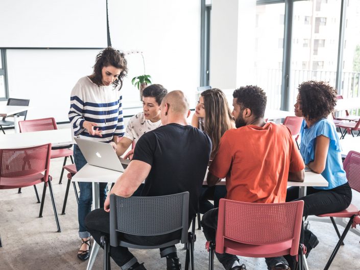 Pessoas, Modelos, Getty Images, Banco de Imagens, Gratuito, Escola, Aluno, Professor, Tecnologia