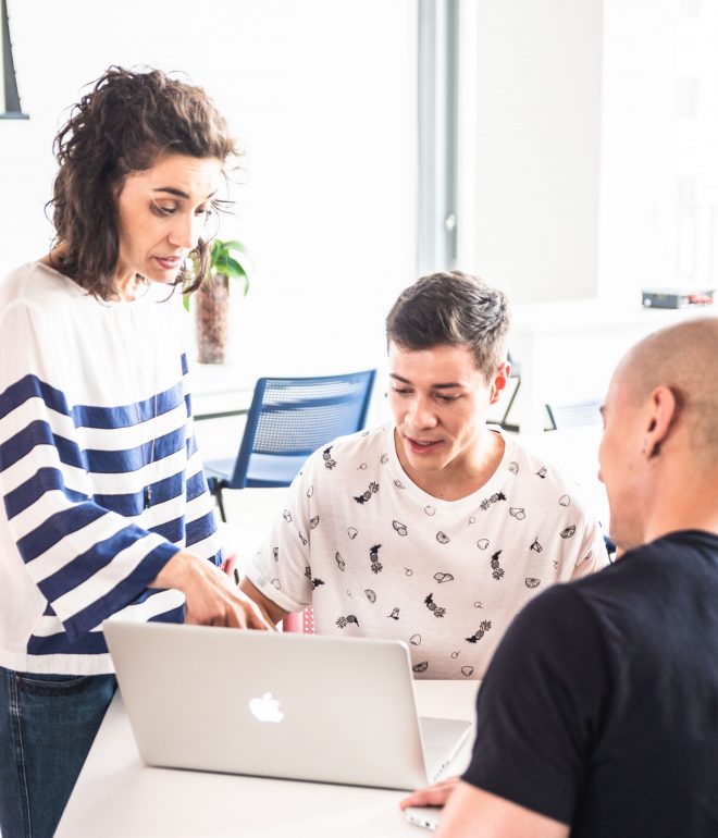 Pessoas, Modelos, Getty Images, Banco de Imagens, Gratuito, Escola, Aluno, Professor, Tecnologia